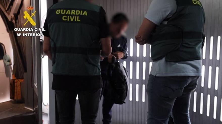 Cuatro detenidos en Alicante, Almería y Granada por una estafa piramidal de 47.000 euros de inversión en oro y criptomonedas