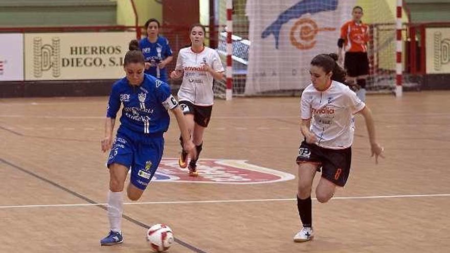 Eva conduce el balón, ayer, en la semifinal. // Bernabé/J. C. Asorey