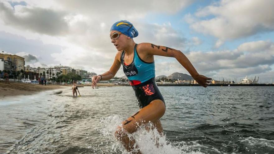 Una deportista sale del agua en Las Alcaravaneras. | | LP/DLP