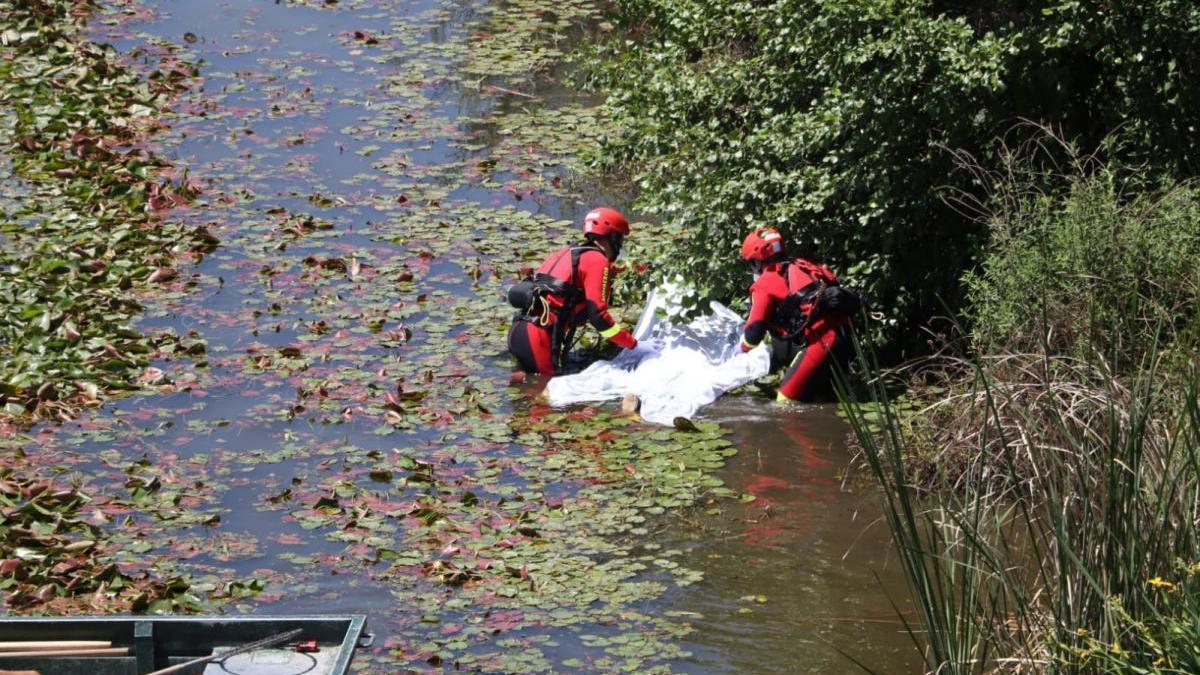 Los bomberos de Badajoz rescatan el cadáver de un hombre del río Guadiana