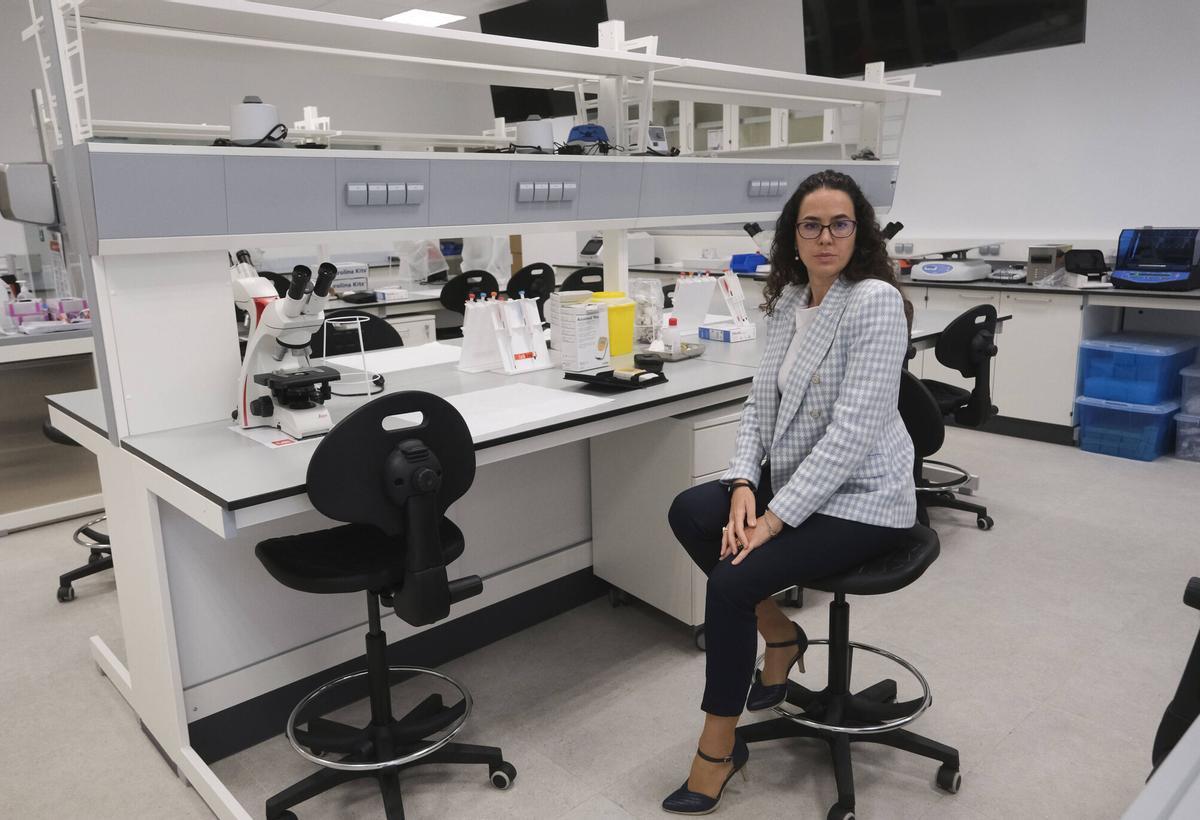 Ana Boquete, decana de la Facultad Ciencias biomédicas y del Deporte de la Universidad Europea de Málaga, en un laboratorio.