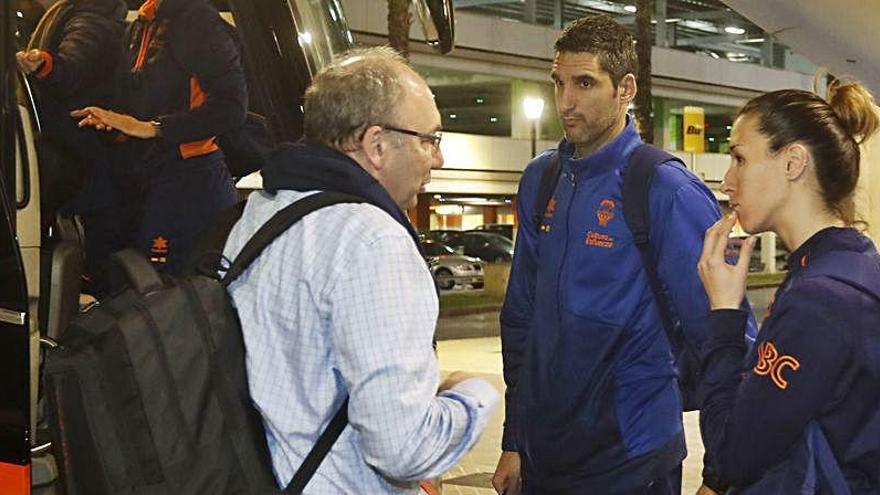 Esteban Albert, Rubén Burgos y Queralt Casas, al regreso de Bélgica por el coronavirus