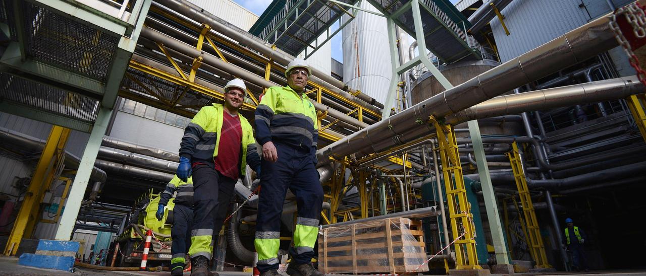 Trabajadores durante una anterior parada técnica en Ence.