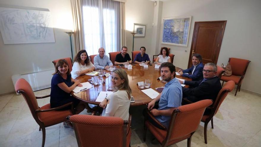 Francina Armengol reunió en el Consolat a los portavoces de los grupos parlamentarios.