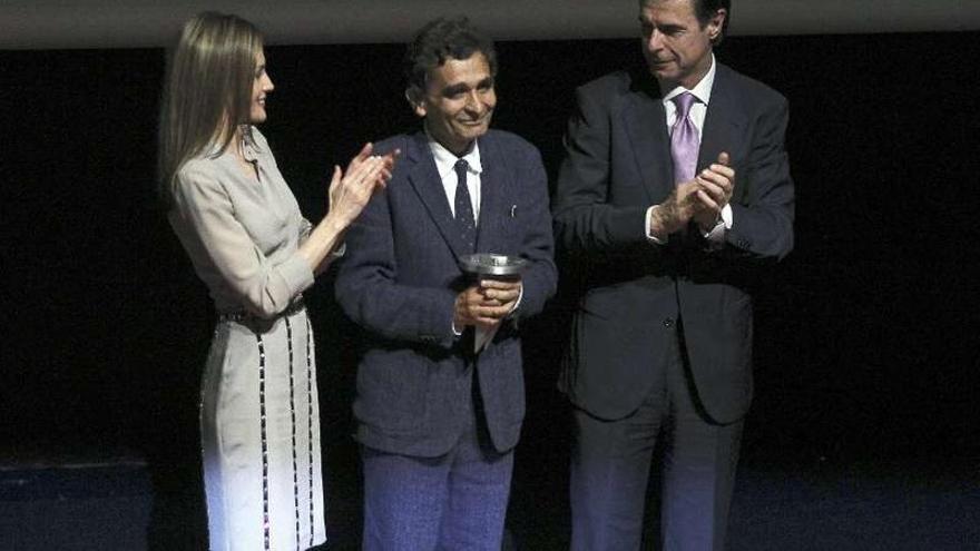La princesa Letizia y José Manuel Soria entregan el premio a Adolfo Domínguez. efe