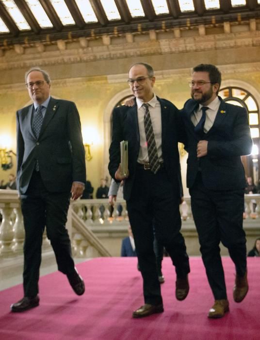 Els consellers a la presó arriben al Parlament.