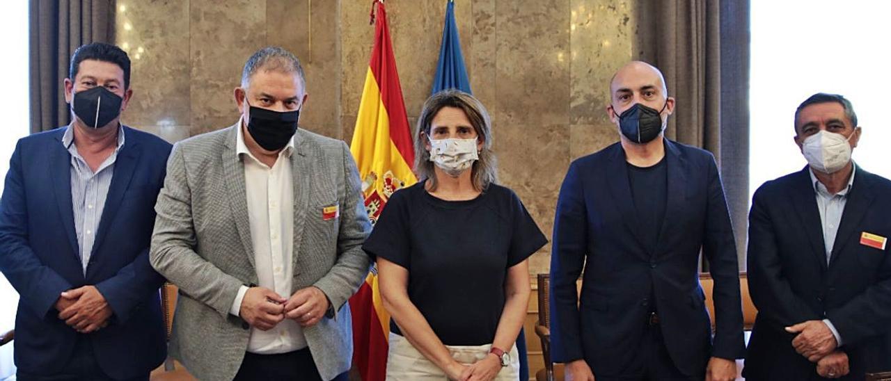 La vicepresidenta Teresa Ribera posa junto a los representantes de los regantes, ayer. | INFORMACIÓN