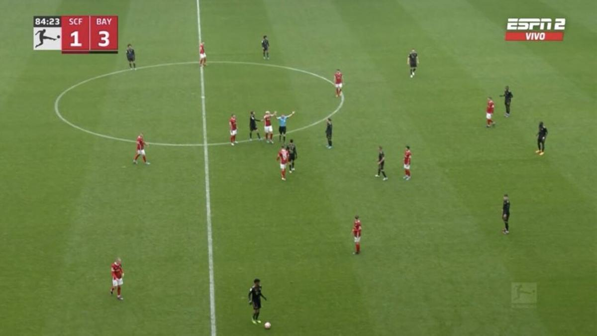 El Bayern (de negro) con doce jugadores sobre el verde.