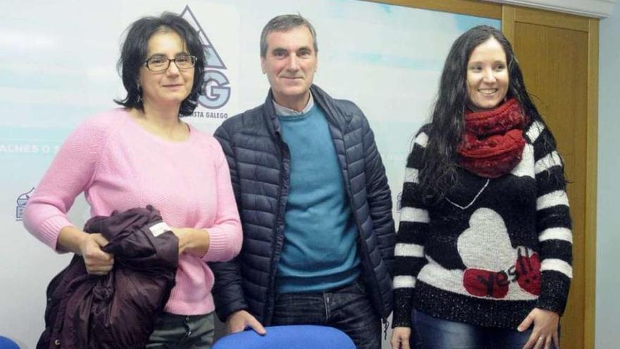 Una dirigente del BNG junto con los ediles Xavier Ríos y Lucía César Veloso. // Noé Parga