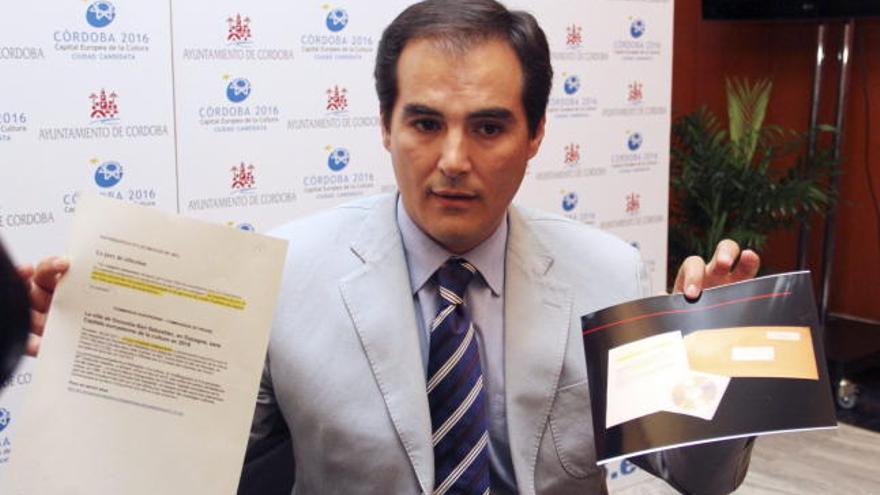 Fotografía facilitada por el Ayuntamiento de Córdoba de su alcalde, José Antonio Nieto (PP), muestra la carta anónima recibida con documentación en la que presuntamente quedaría demostrado que el proceso de selección de la capitalidad cultural europea ha estado contaminado por una miembro del jurado que realizó recomendaciones a San Sebastián.