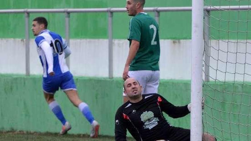 Louro tras encajar el gol de Carlos Martínez. // Gustavo Santos