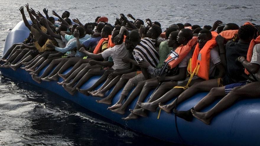 Migrantes en una lancha neumática