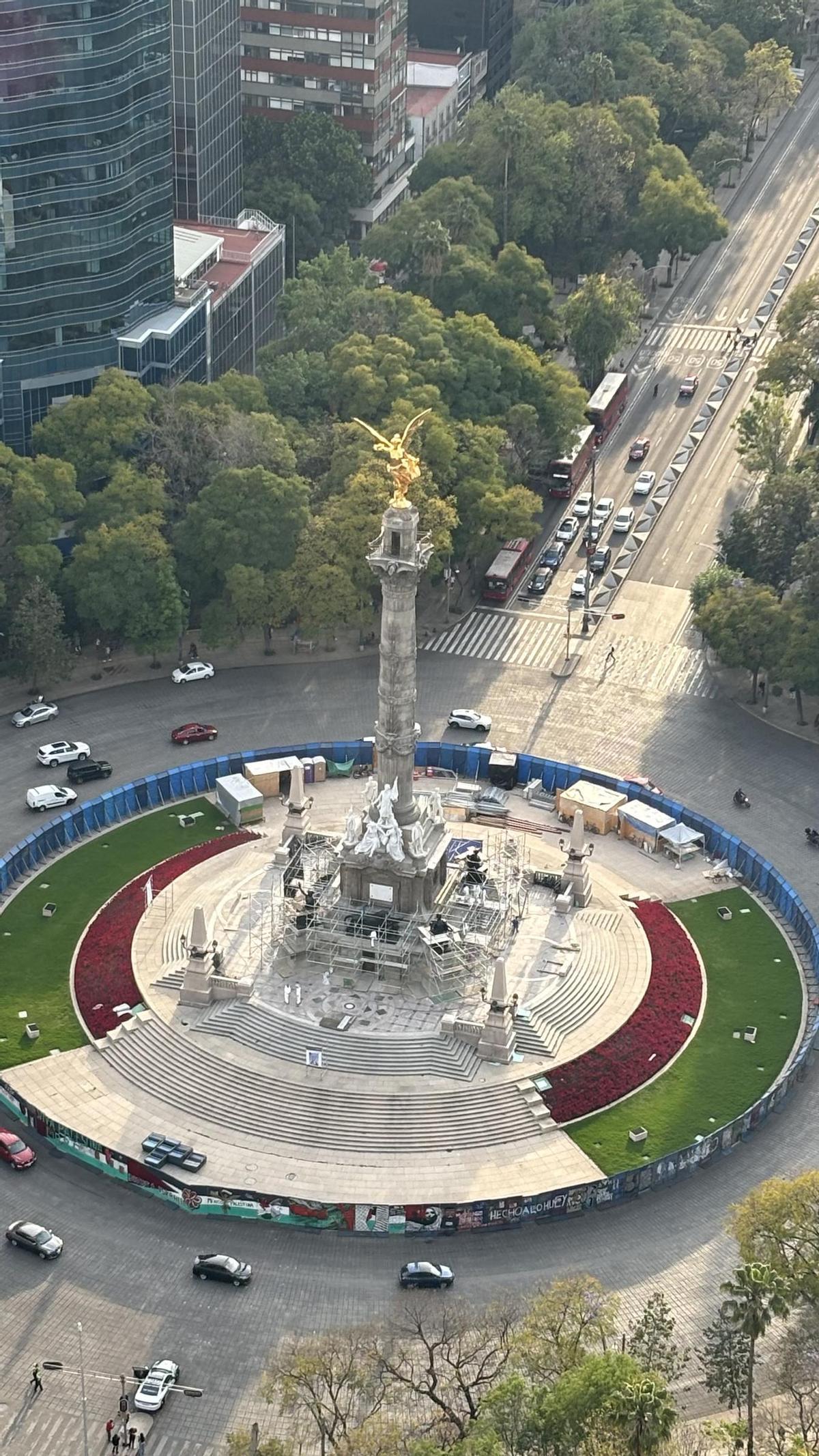 Vista aérea del Ángel de la Independencia durante las obras de renovación en 2025