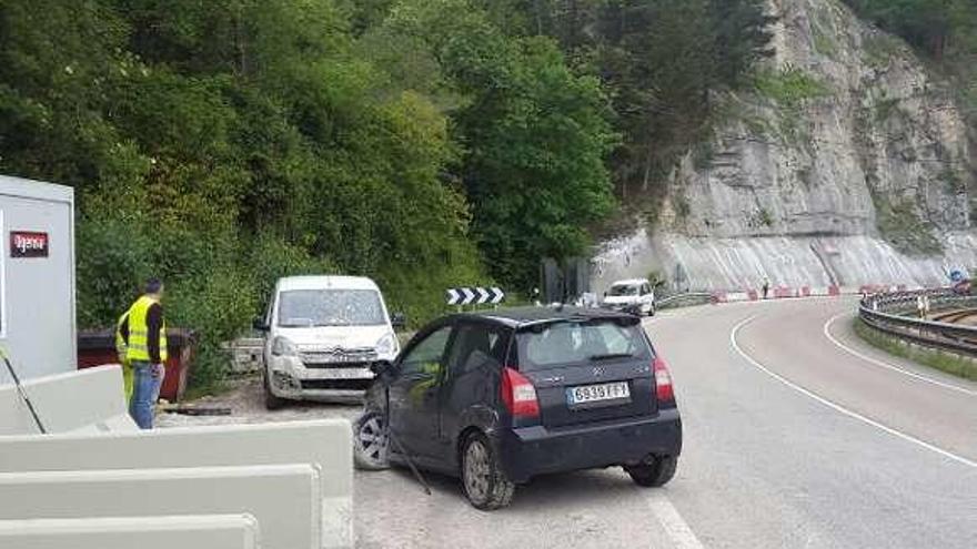 Coches accidentados en la carretera N-634, a la altura de Arobes, en Parres.