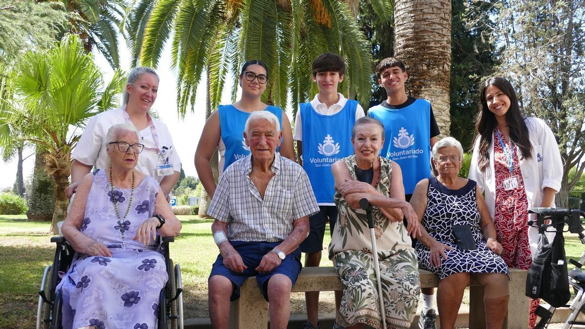 Los usuarios del programa de Respiro Familiar de este año, junto a trabajadores del Hospital y voluntarios