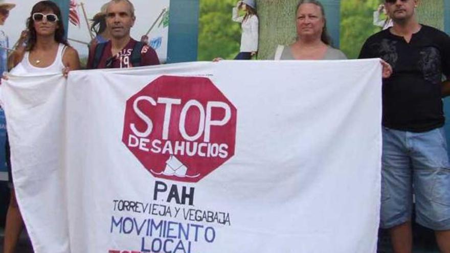 Stop Desahucios bloquea un desalojo al acudir al banco con la afectada