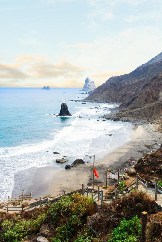 Tenerife tiene playas de arena negra tan bonitas como esta: la playa Benijo.