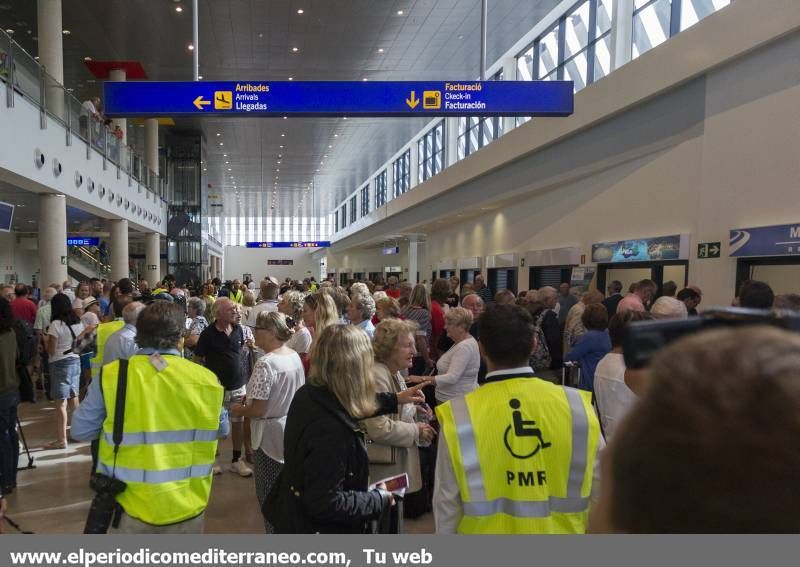 GALERÍA DE FOTOS -- Primer vuelo comercial en el aeropuerto de Castellón