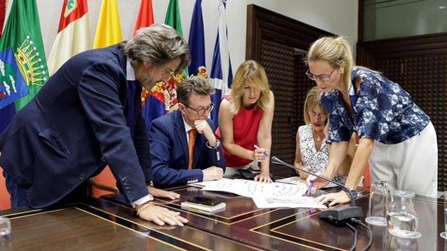 El presidente del Parlamento de Canarias, Gustavo Matos (i) y miembros de la Mesa de la Cámara Regional durante la constitución este miércoles de la Comisión de Reglamentos.