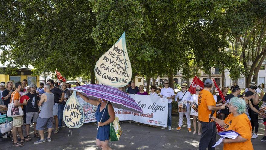 Concentración en Palma contra los desahucios y la crisis habitacional: "La vivienda nos cuesta la vida"