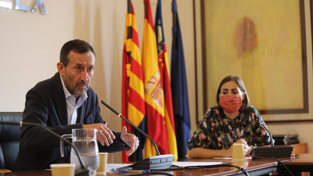 Carlos González compareciendo junto a Esther Díez, ayer en el Ayuntamiento de Elche.