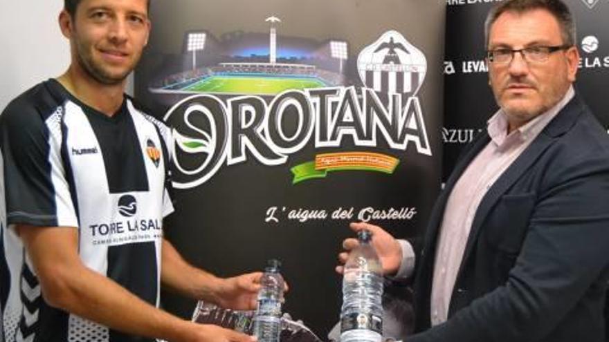 El Castellón presentó ayer el agua oficial del club.