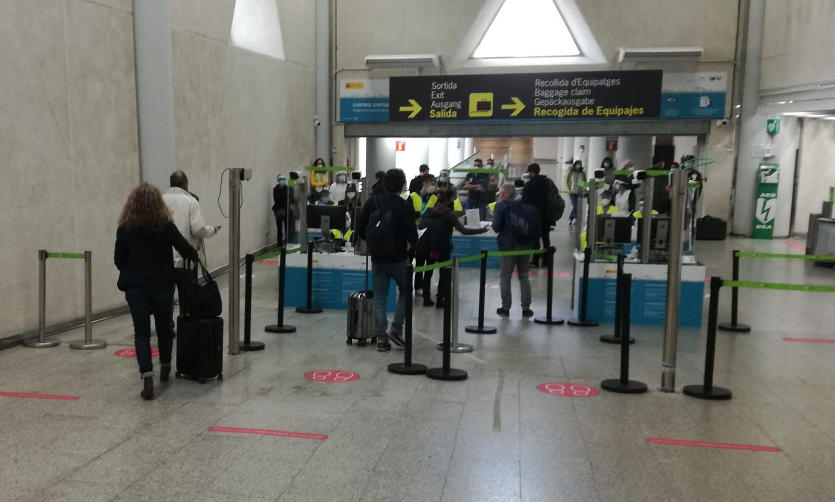 Controles en Son Sant Joan para revisar que los pasajeros cumplan con los requisitos sanitarios
