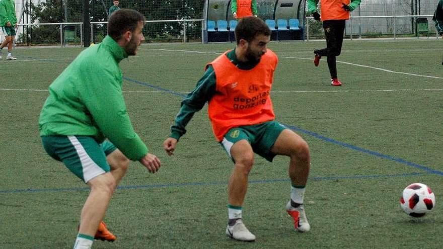 Avdic, del Coruxo, presiona a Óscar durante el entrenamiento de ayer en Fragoselo. // R.R.