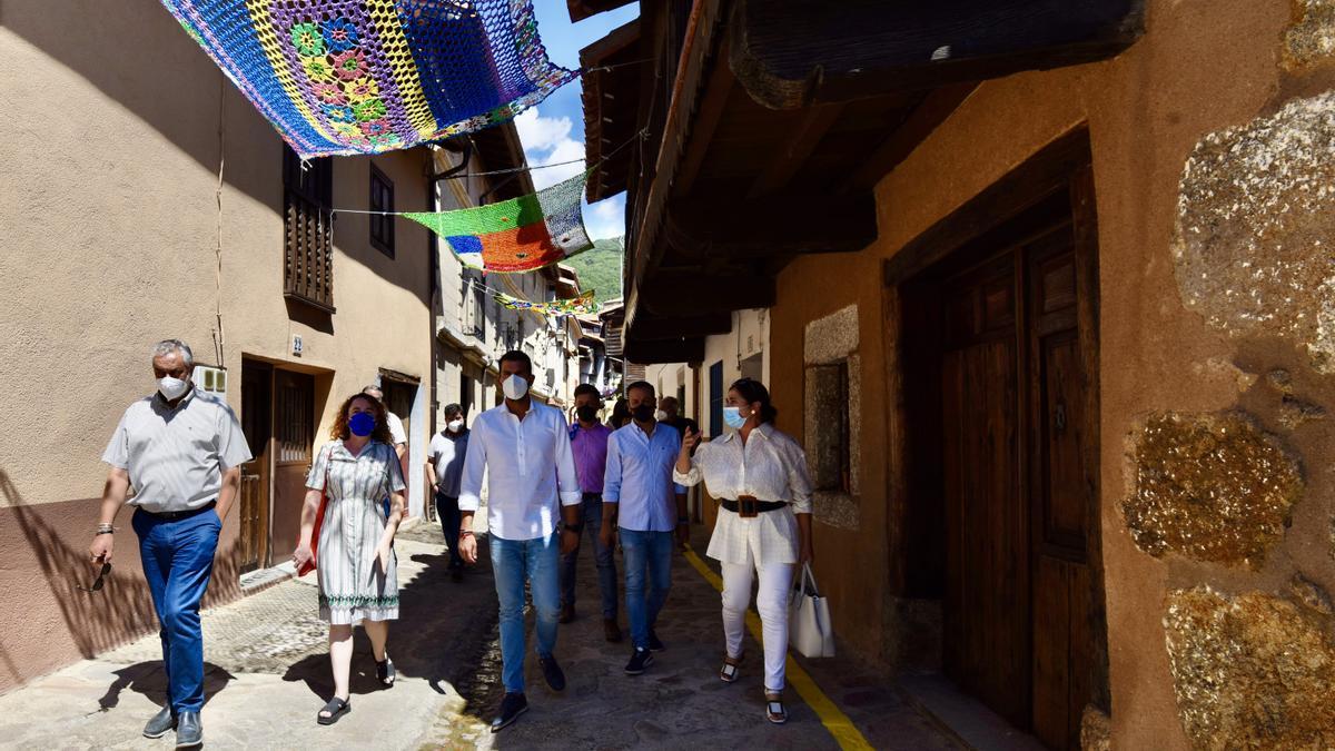Parasoles en las calles de Valverde de la Vera.