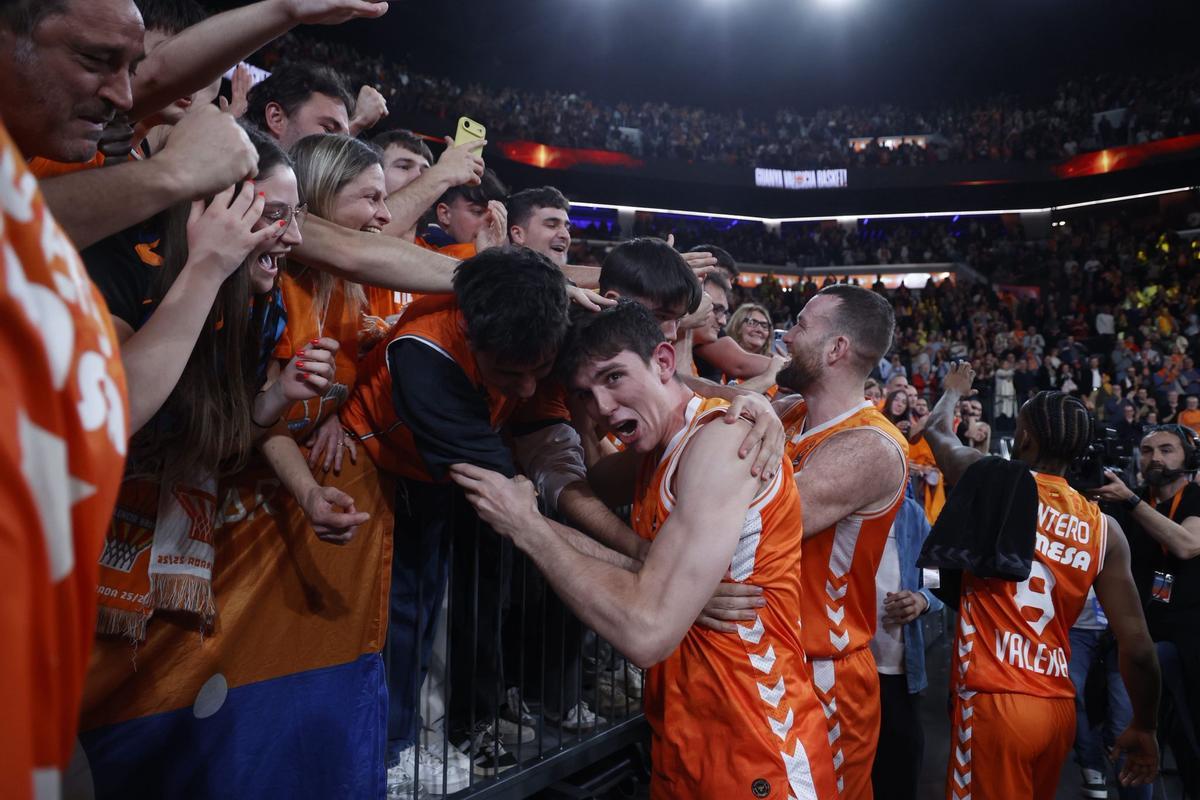 Sergio de Larrea celebra con el público del Roig Arena la victoria sobre Olympiacos