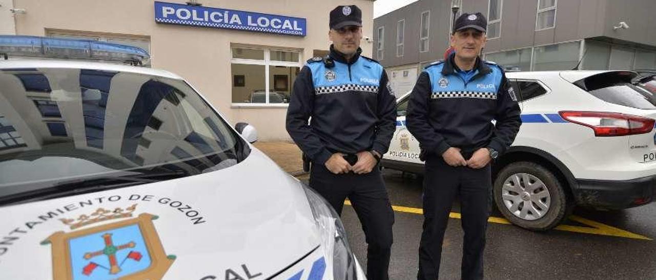 Dos agentes de la Policía Local de Gozón, delante de la oficina del cuerpo.