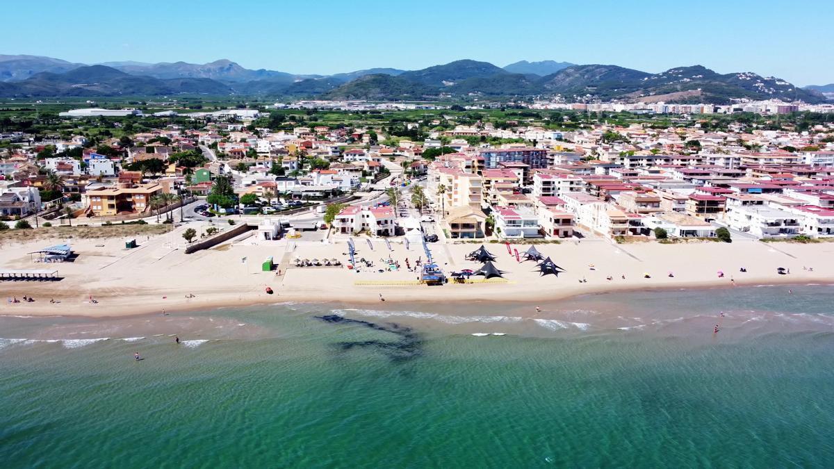 Competición de Wingfoil en la playa de Oliva