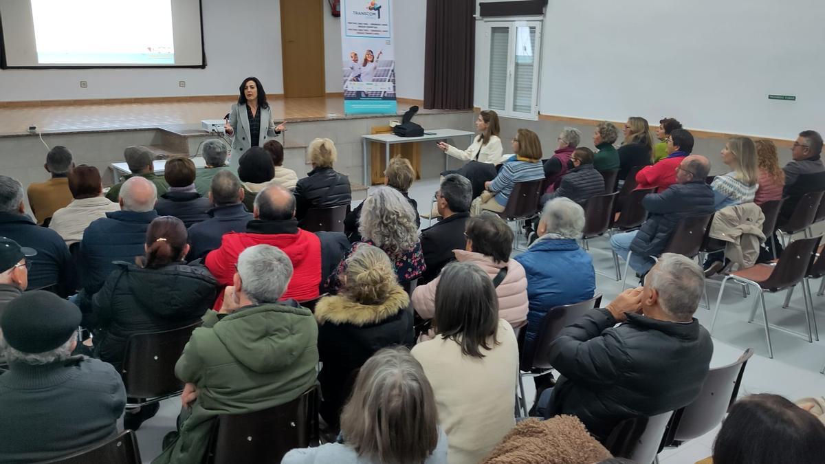 Esther Gutiérrez, vicepresidenta primera de la Diputación de Cáceres, mantiene una reunión con los vecinos para explicarle los beneficios de la comunidad energética.