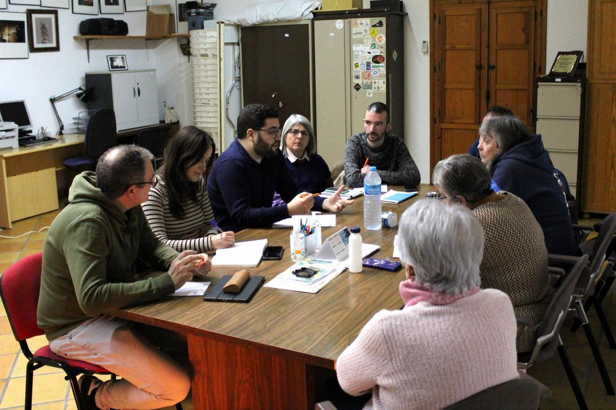 La reunión mantenida entre Compromís y la junta de la asociación vecinal de Sant Rafel, este lunes.