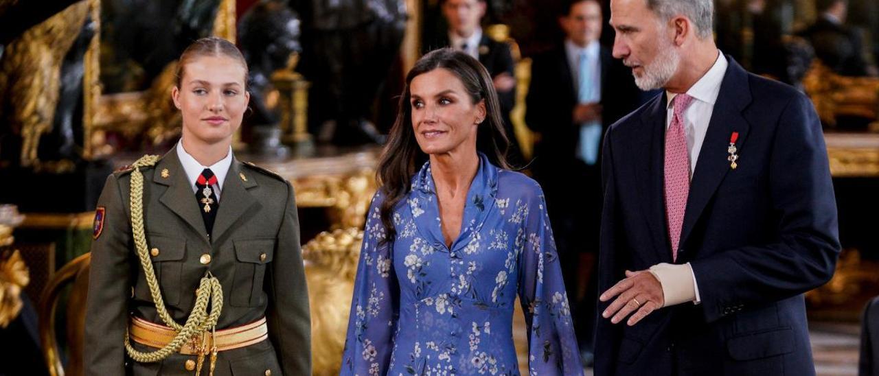 La princesa Leonor, la Reina Letizia y el Rey Felipe VI durante la recepción con motivo del Día de la Fiesta Nacional de España, en el Palacio Real, a 12 de octubre de 2023.