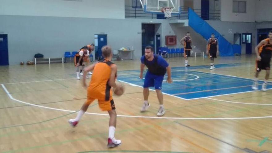 Carlos Cabezas, en el entrenamiento del CB Marbella de este martes.