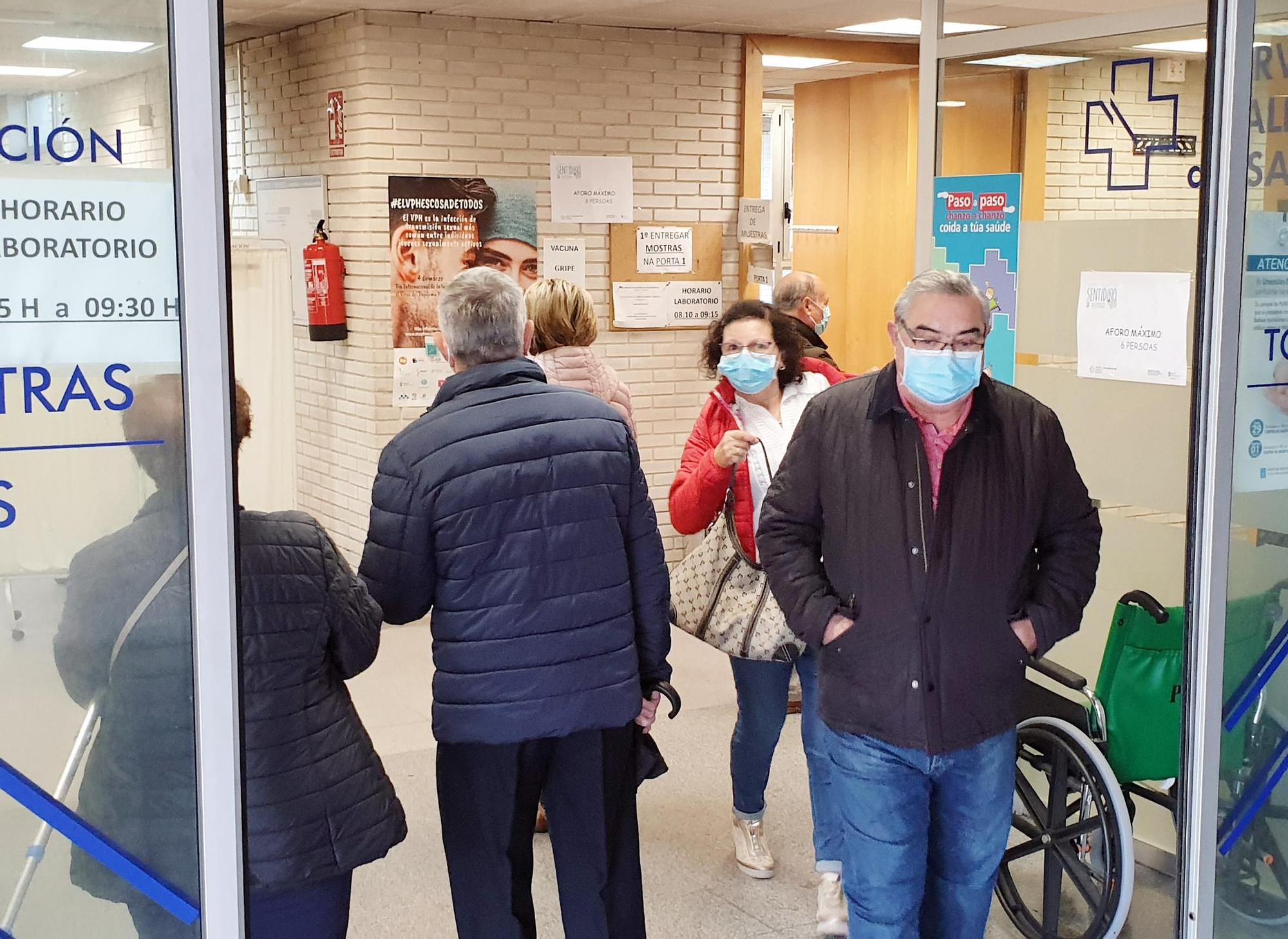 Pacientes en el ambulatorio de Pintor Colmeiro a la espera de ser vacunados.