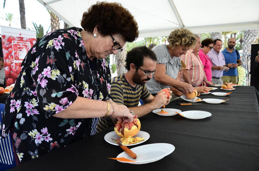 Concurso de pelar granadas en la Fireta del Camp d''Elx.