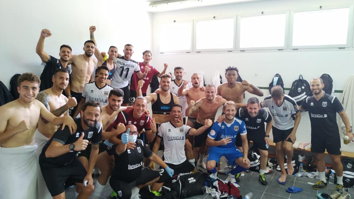 Los jugadores del Mérida, celebrando el triunfo en el vestuario.