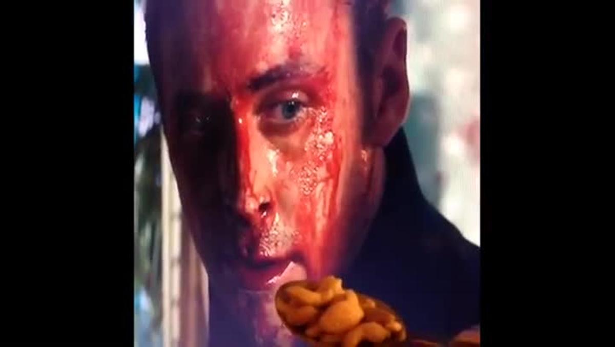 El actor Ryan Gosling come cereales a modo de homenaje al autor de sus populares ’memes’.