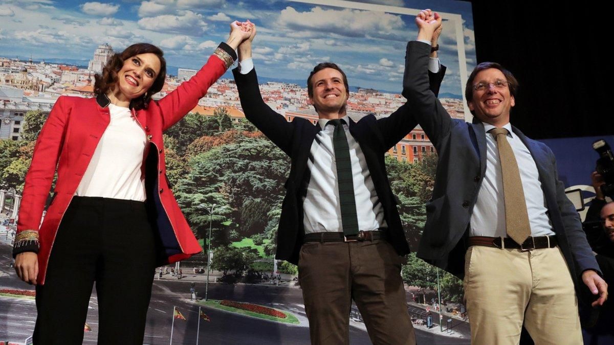 GRAF7997. MADRID, 13/01/2019.- El presidente del PP, Pablo Casado (c), durante la presentación hoy de sus candidatos a la Comunidad y el Ayuntamiento de Madrid, Isabel Díaz Ayuso (i) y José Luis Martínez-Almeida (d), respectivamente, en un acto que abre la precampaña de los ’populares’ en la región de cara a las elecciones autonómicas y locales del próximo mes de mayo. EFE/JuanJo Martín GRAF7997. MADRID, 13/01/2019.- El presidente del PP, Pablo Casado (c), durante la presentación hoy de sus candidatos a la Comunidad y el Ayuntamiento de Madrid, Isabel Díaz Ayuso (i) y José Luis Martínez-Almeida (d), respectivamente, en un acto que abre la precampaña de los ’populares’ en la región de cara a las elecciones autonómicas y locales del próximo mes de mayo. EFE/JuanJo Martín