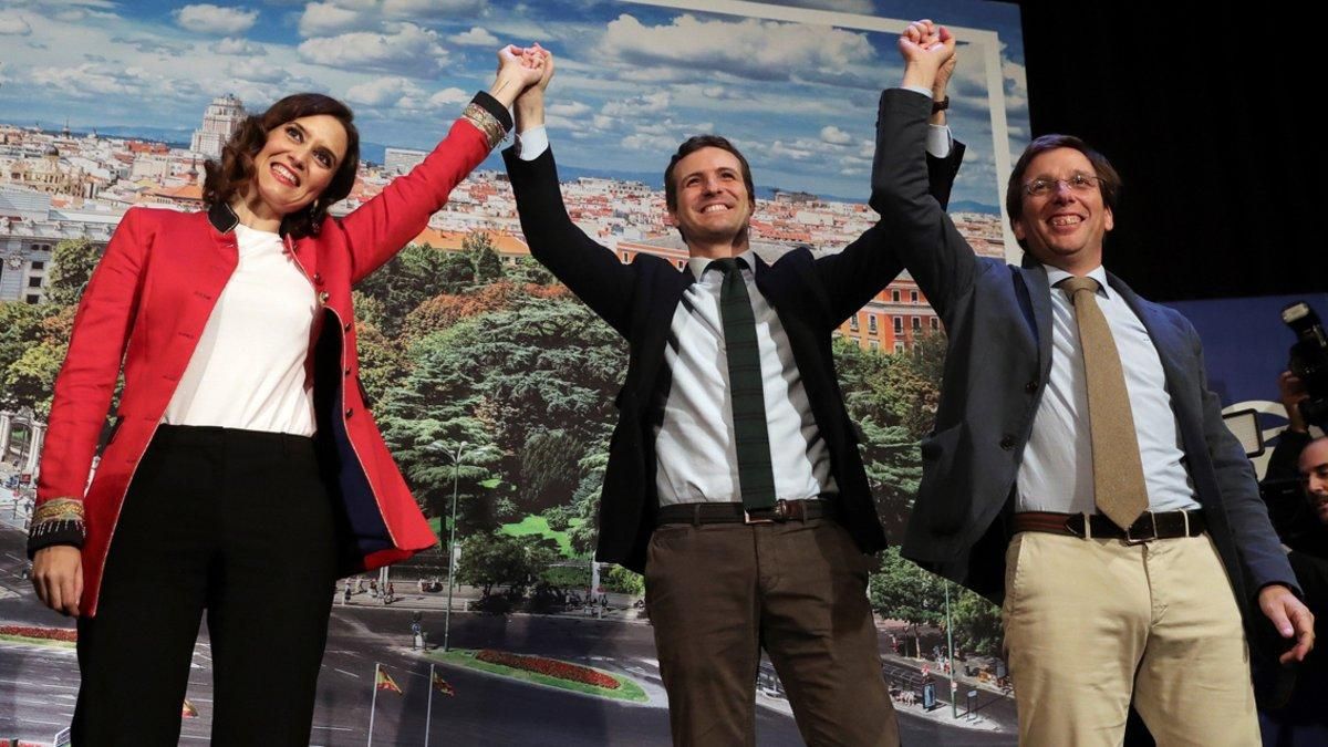 GRAF7997. MADRID, 13/01/2019.- El presidente del PP, Pablo Casado (c), durante la presentación hoy de sus candidatos a la Comunidad y el Ayuntamiento de Madrid, Isabel Díaz Ayuso (i) y José Luis Martínez-Almeida (d), respectivamente, en un acto que abre la precampaña de los ’populares’ en la región de cara a las elecciones autonómicas y locales del próximo mes de mayo. EFE/JuanJo Martín