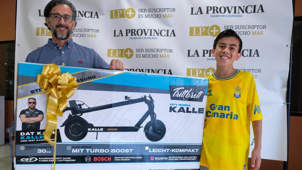 Tony Pérez y su hijo Alan Pérez recogen su patinete en LA PROVINCIA.
