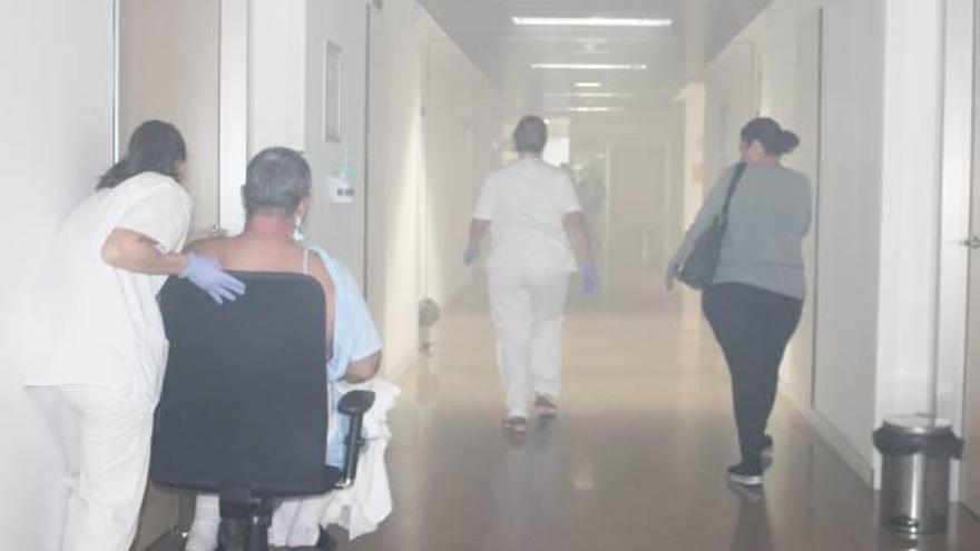 Un instante del simulacro de evacuación de una de las plantas de hospitalización invadida por el humo.