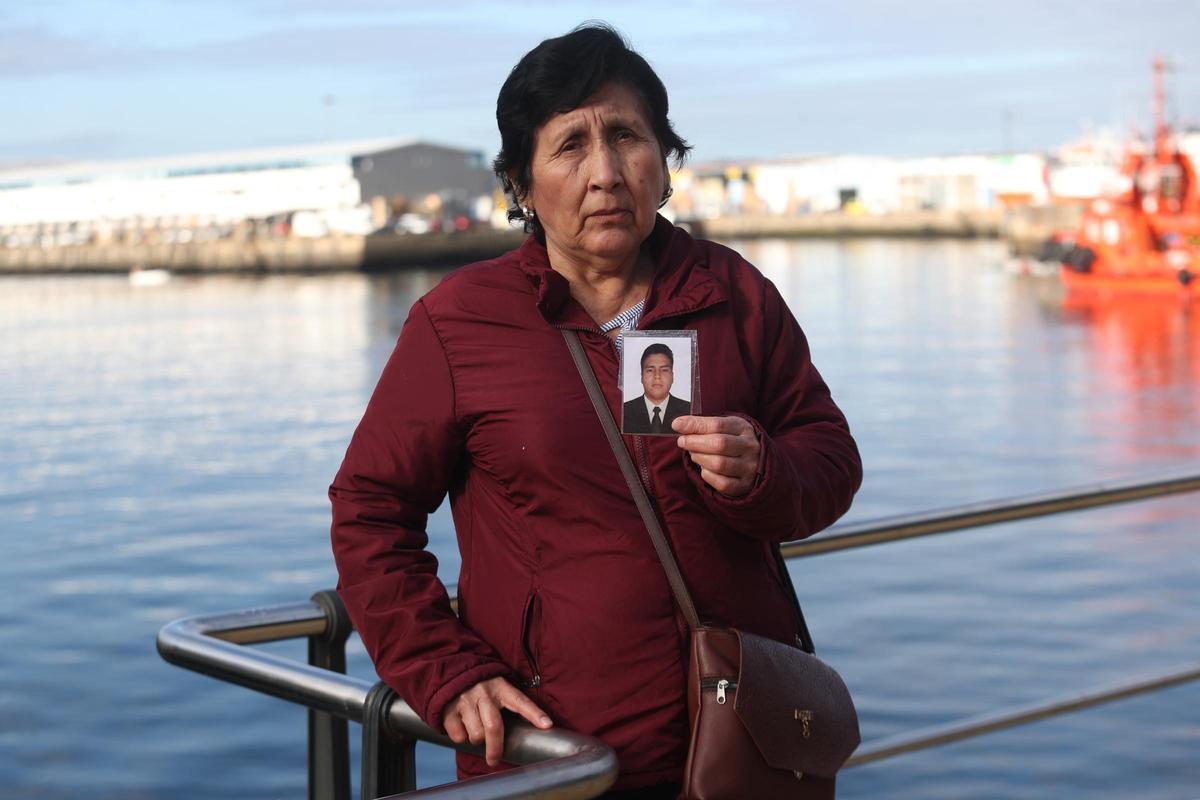 Gloria Salinas enseña una foto de su hijo Edwin Córdova, fallecido en el naufragio del 'Villa de Pitanxo'.