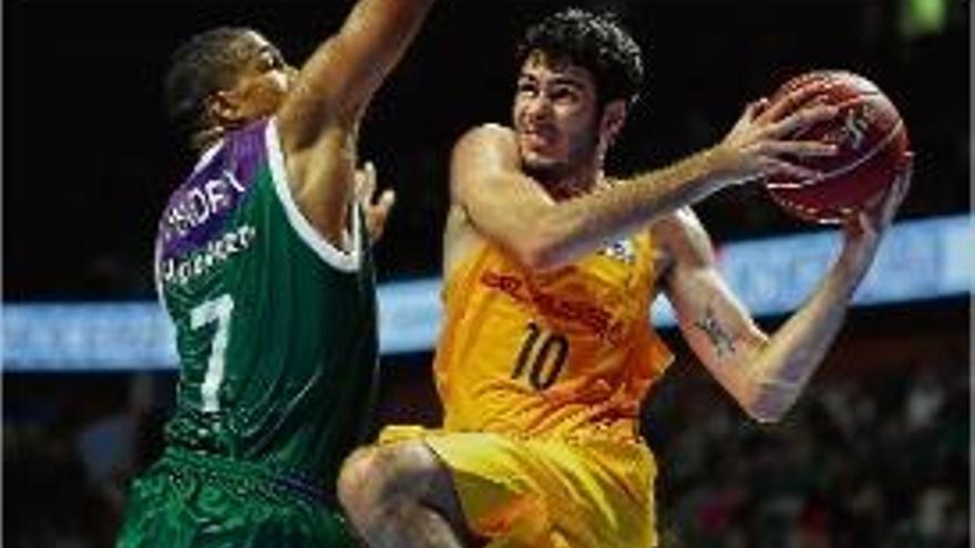 Álex Abrines entra a cistella davant l&#039;oposició de Hendrix.