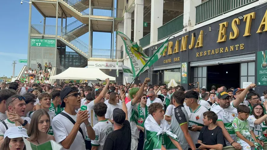 La afición del Elche anima al equipo desde los aledaños del Martínez Valero