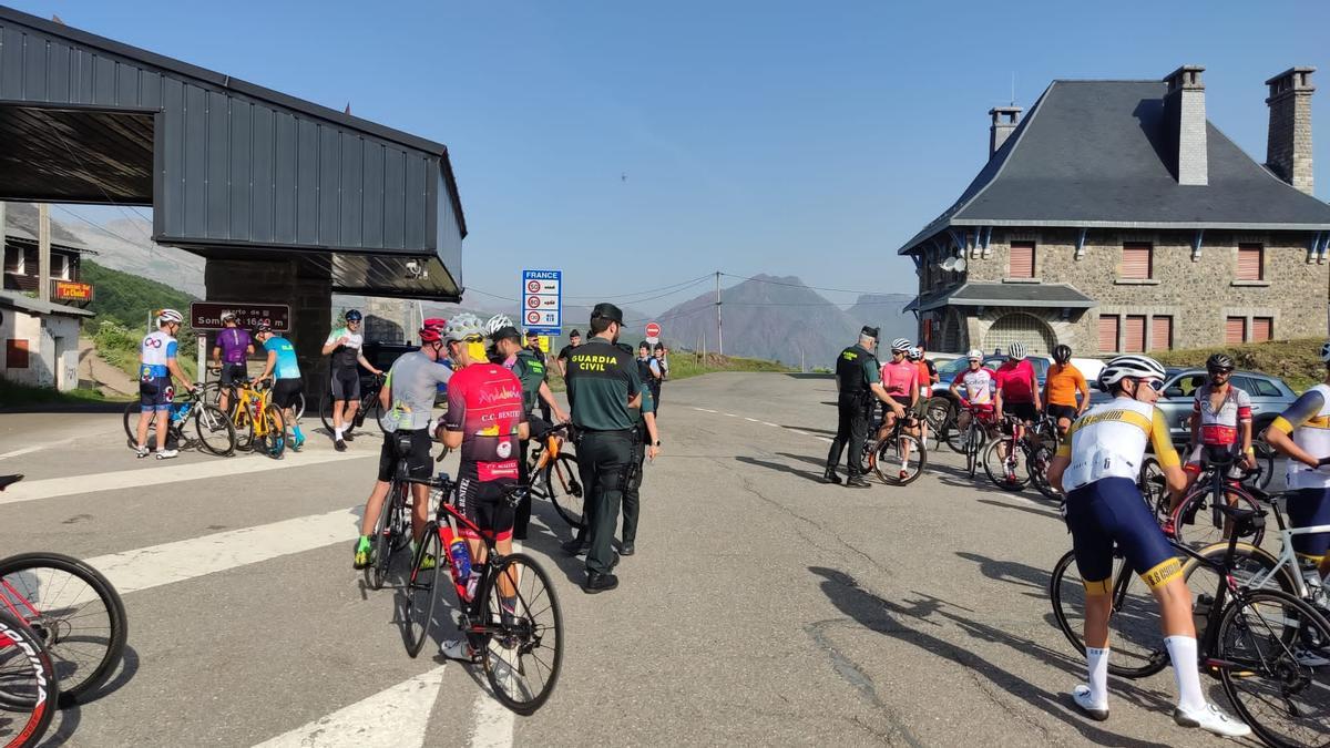 Cicloturistas parados en el Somport por Gendarmes y Guardias Civiles.