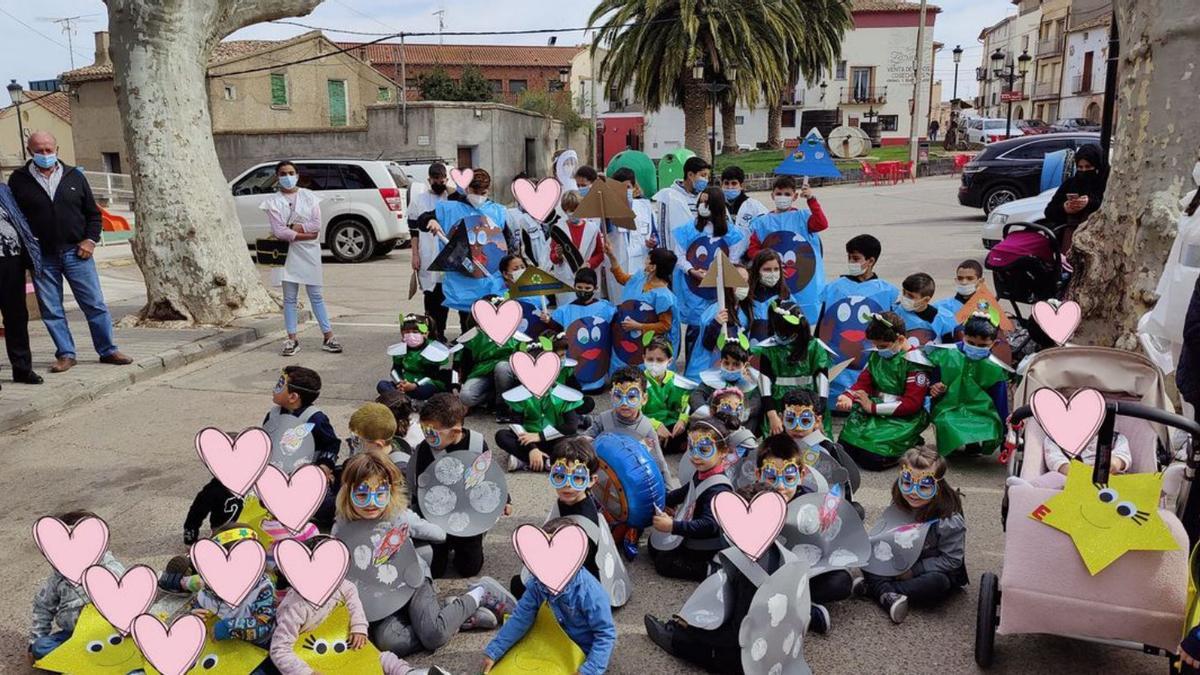 Los escolares de Almonacid desfilaron por las calles disfrazados de elementos del universo.