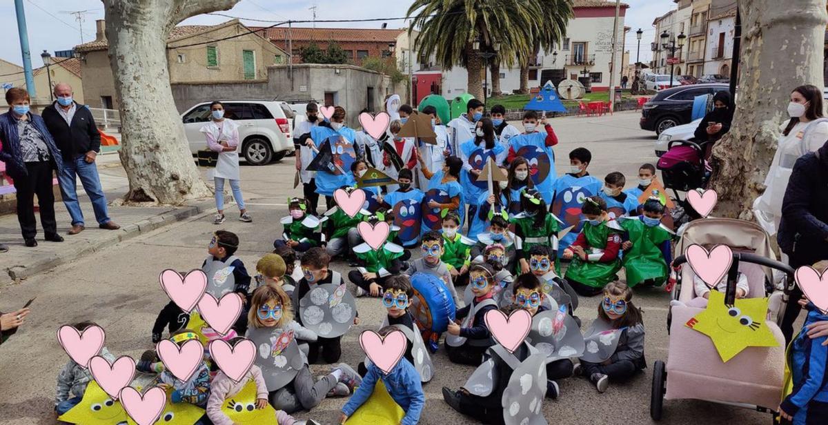 Los escolares de Almonacid desfilaron por las calles disfrazados de elementos del universo.